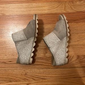 SOREL Joanie Dove Gray White Wedge Leather Platform Slip On Mule Sandals Sz 8.5